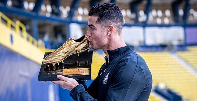 Cristiano Ronaldo memamerkan trofi