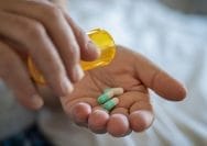 Ilustrasi minum obat